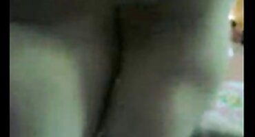 Ele beijou uma jovem morena e videos caseiros de mulheres nuas pisou em seu jovem tio