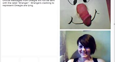 Sexo grupal: 4 caras beijam uma vídeo de mulher nua pornô loira esbelta em cada fenda