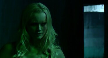 Linda garota asiática excita irrealisticamente o sexo com dois filme de pornô de mulher nua caras