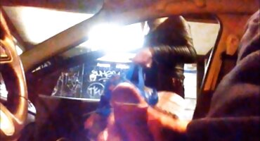 Loira peituda fodendo com um beijo com vídeo de pornô pelada um celular, uma garrafa de champanhe e um vibrador