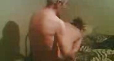 Marido filmando na câmera enquanto xvídeos pornô de mulher pelada fode a esposa com um beijo no anal