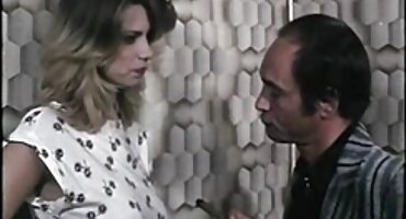 Linda magrinha se masturbando no vídeo pornô de mulher pelada transando sofá