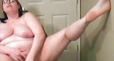 Vídeo POV caseiro em estilo filme pornô só de mulher nua cachorrinho