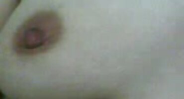 Uma jovem morena vídeo pornô nua quebrou o hímen e recebeu permissão para chupar.