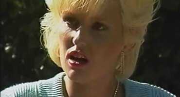 Brinquedos enormes penetram filme pornô mulher pelada buracos rasgados