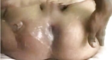 em um filme de pornô de mulher pelada smartphone no chão gravou uma cena anal dura