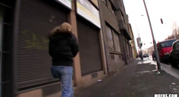 a beleza jovem quero ver vídeo de pornô de mulher pelada e gentil vai beijar em um círculo