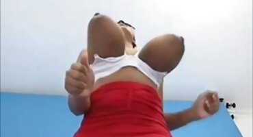 Um mulato magrinho esmaga a bunda dela com o punho e dá um vídeo pornô nua enema na namorada