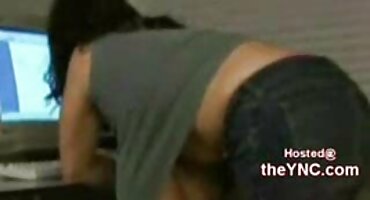 O filme pornô de mulher pelada cara levou sem o consentimento da menina vermelha