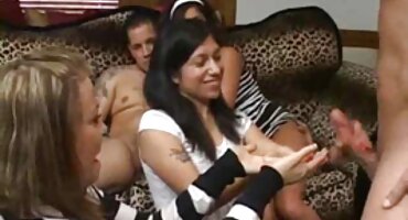 Dois velhos torturam uma jovem esbelta de cabelos vídeo pornô pelada ruivos