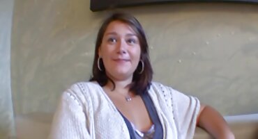 Ele mostra a vídeo de pornô mulher nua bunda da esposa de perto na câmera