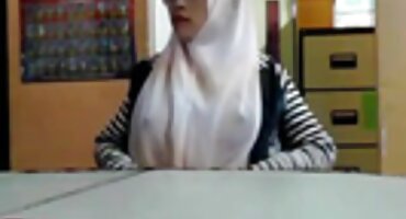 Máquina de sexo fode uma jovem loira lisa em um cuzinho filme pornô de mulher pelada apertado